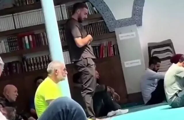 Milli futbolcu namaz kılarken görüntülendi
