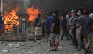 Nepal’de protestolar şiddetlendi! Eski başbakanın eşi yanarak can verdi