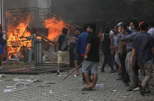 Nepal’de protestolar şiddetlendi! Eski başbakanın eşi yanarak can verdi