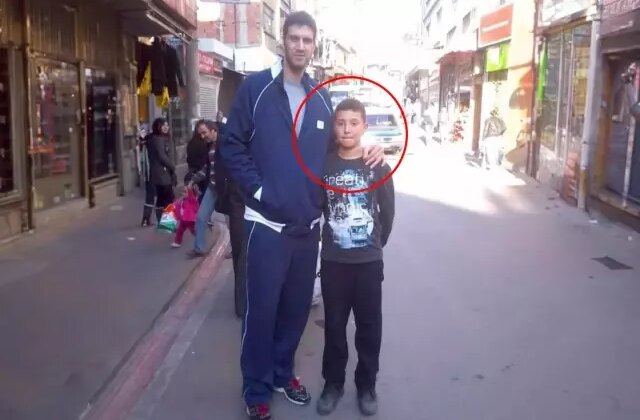 Nereden nereye! Ayakkabısı yırtık bu çocuğu şimdi bütün Türkiye tanıyor