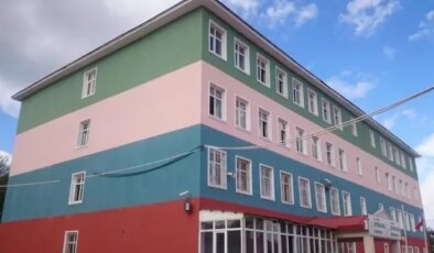 Okulu basıp sınıfta ders işleyen tanımadığı öğretmeni bıçakladı