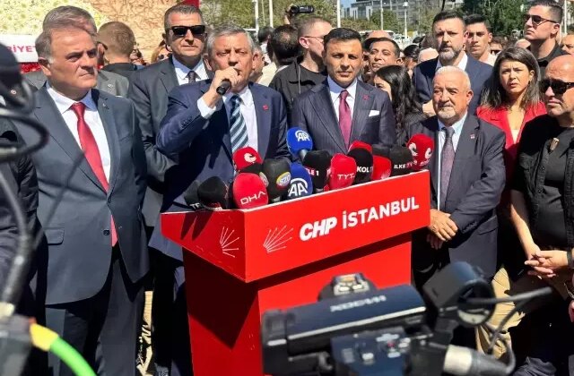 Özel Taksim’e çelenk bıraktı, Gürsel Tekin törene katılmadı