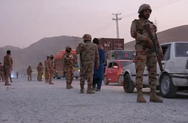 Pakistan’da askeri konvoya pusu: 12 asker ve 13 terörist öldü