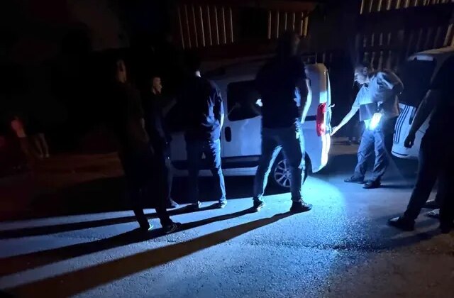 Park yeri kavgasında komşusunu silahla öldürdü, kızını yaraladı