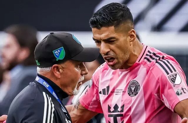 Rakibine tüküren Luis Suarez’e men cezası