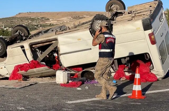 Şanlıurfa’da tütün işçilerini taşıyan minibüs devrildi: 20 yaralı