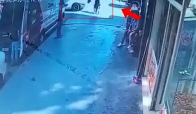 Servis minibüsünün anne ve oğlunun üzerinden geçtiği dehşet anları kamerada