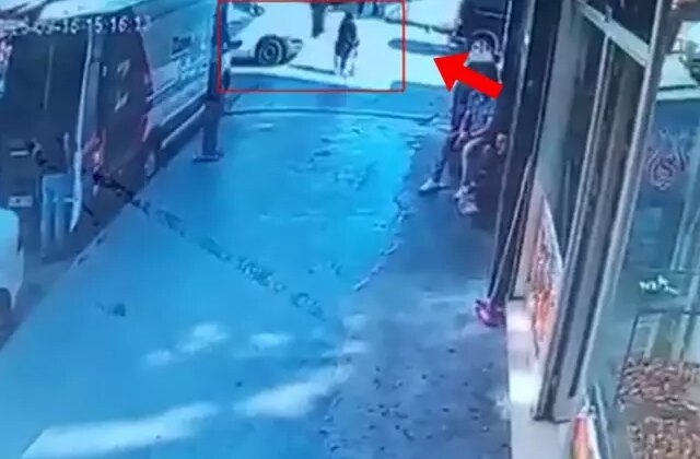 Servis minibüsünün anne ve oğlunun üzerinden geçtiği dehşet anları kamerada