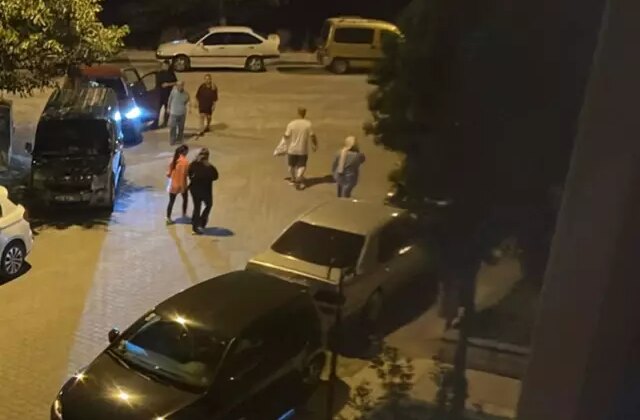 Depremin ardından büyük panik! Halk gece yarısı sokaklara döküldü