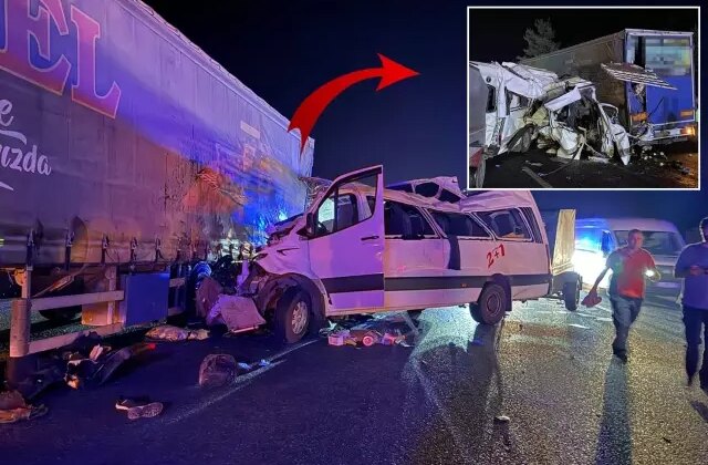Tarım işçilerini taşıyan minibüs tıra çarptı: 3 ölü, 16 yaralı