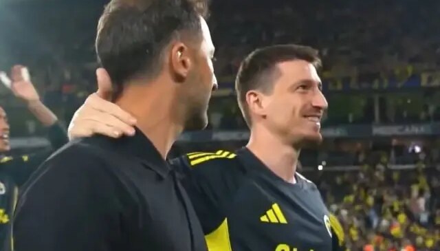 Tedesco’nun bakışlara dikkat! Fener taraftarını ikiye bölen görüntü