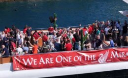 Tekne turu yapan Liverpool taraftarından Galatasaray Adası önünde eşsiz anlar