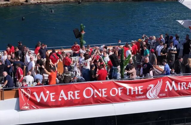 Tekne turu yapan Liverpool taraftarından Galatasaray Adası önünde eşsiz anlar