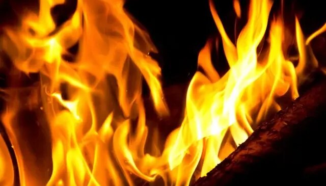 Ten rengini beğenmediği eşini diri diri yakarak öldürdü