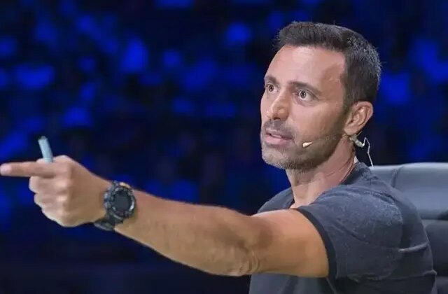 Tepkiler sonrası Mustafa Sandal sahneye çıkıp özür diledi