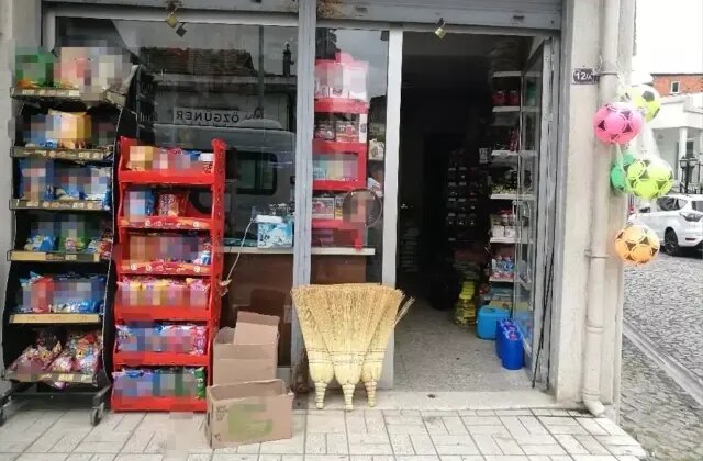 Bakkal dükkanında sızan gazdan zehirlenen anne ile kızı hayatını kaybetti