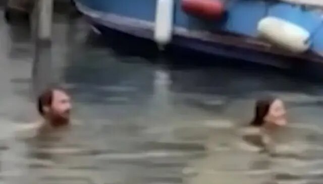 Turistik şehirde suya atlayan turist çift şehirden kovuldu