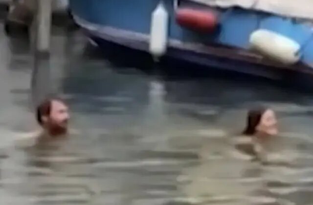 Turistik şehirde suya atlayan turist çift şehirden kovuldu