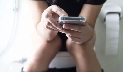 Tuvalette telefon kullananlar için büyük risk: Uzmanlar uyardı