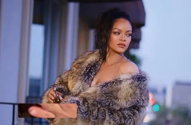 Üçüncü kez anne olan Rihanna, bebeğini ilk kez gösterdi