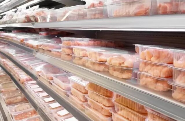 Ünlü zincir market raflarında yer alan tavuk ürününü geri çağırdı
