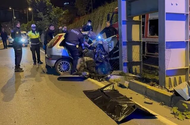 Üst geçide çarpan otomobil ortadan ikiye katlandı: 2 kişi can verdi