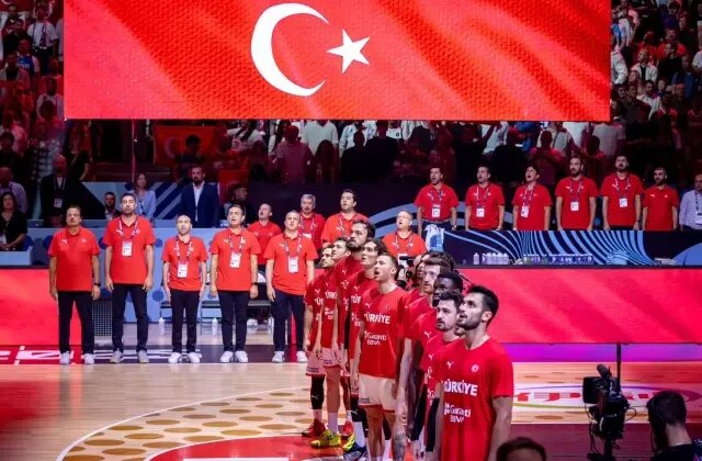 Yaşattığınız gurur yeter! A Milli Basketbol Takımımız Avrupa ikincisi