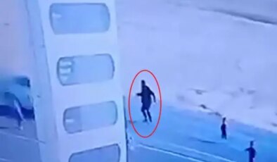 Yola fırlayan çocukları kurtarmak isterken hayatını kaybetti