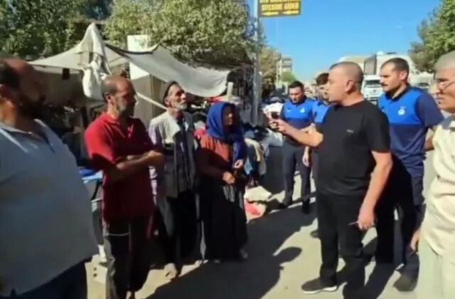 Zabıta müdürü, pazarcı esnafını sıraya dizip azarladı: Şımarıyorsunuz