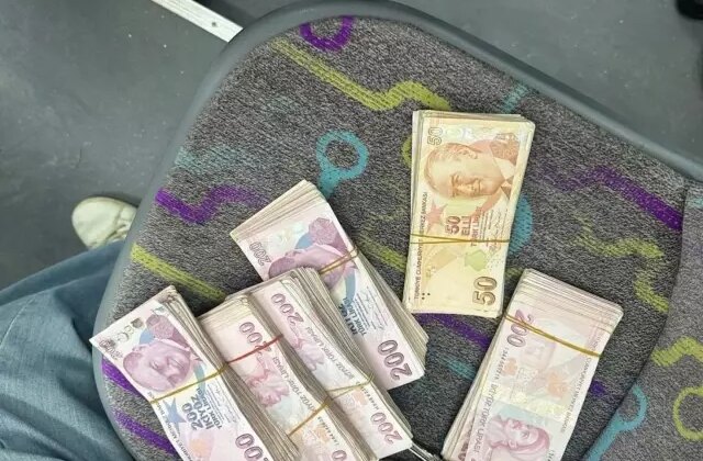 103 bin liralık poşeti bulan otobüs şoförü, parayı sahibine ulaştırdı