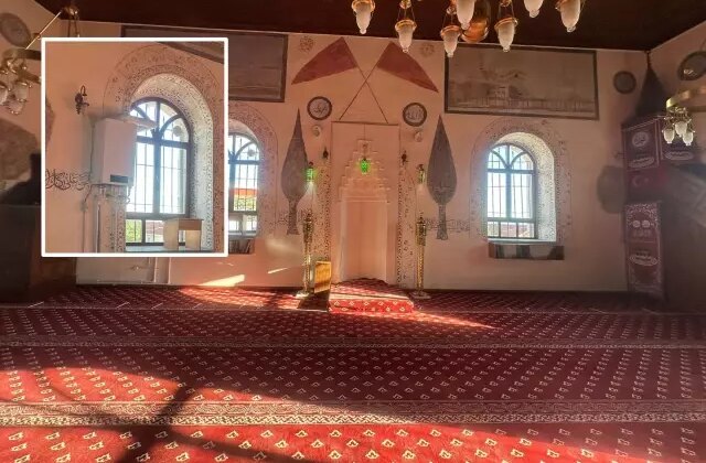 139 yıllık camide şok eden manzara! Kıble duvarına yerleştirdiler