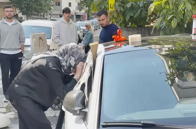 2 yaşındaki çocuk arabanın içinde mahsur kaldı