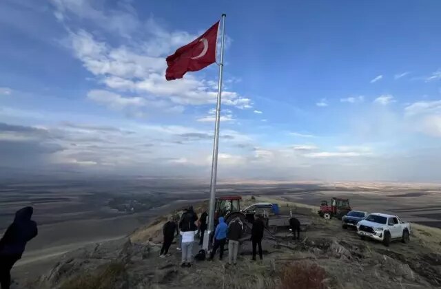 20 yıllık hayal gerçek oldu! Köylüler Ermenistan sınırına Türk bayrağı dikti