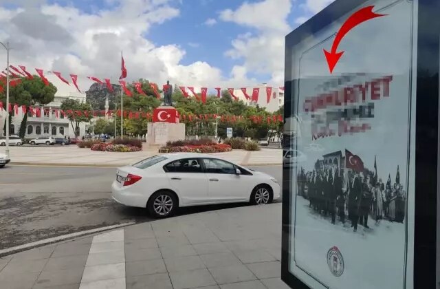 29 Ekim afişlerinde “Cumhuriyet” yanlış yazıldı, valilik anında yenisini astı
