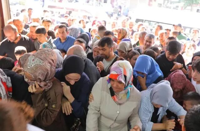50 TL izdihamı! Birbirlerini ezdiler