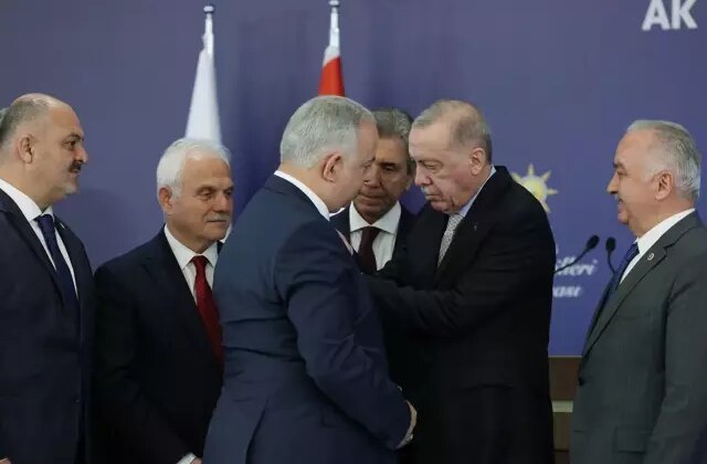 7 belediye başkanı AK Parti’ye katıldı! Erdoğan rozetlerini bizzat taktı