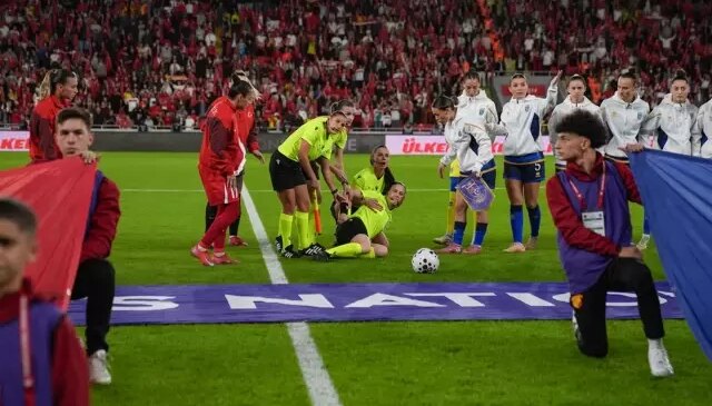 Milli maçta korku dolu anlar! Hakem bir anda yere yığıldı