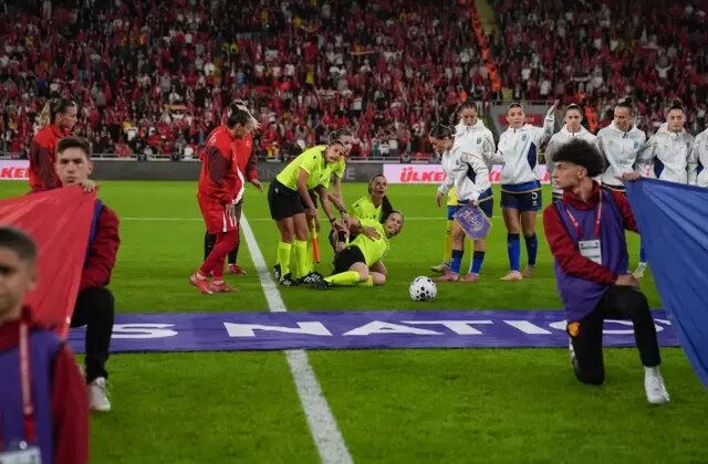 Milli maçta korku dolu anlar! Hakem bir anda yere yığıldı