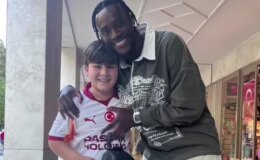Abraham, Galatasaraylı minik taraftarla fotoğraf çektirdi! Yaptığı hareket gündem oldu