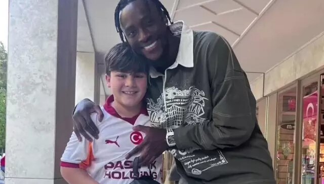 Abraham, Galatasaraylı minik taraftarla fotoğraf çektirdi! Yaptığı hareket gündem oldu