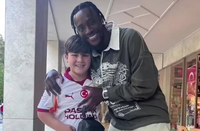 Abraham, Galatasaraylı minik taraftarla fotoğraf çektirdi! Yaptığı hareket gündem oldu
