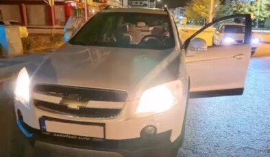 Kapısı açık aracın içine bakan hemen telefona sarıldı! Gerçek bambaşka çıktı