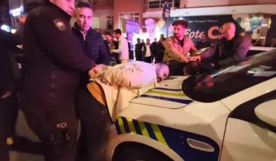Alkollü sürücü kimlik isteyen polise tekme attı