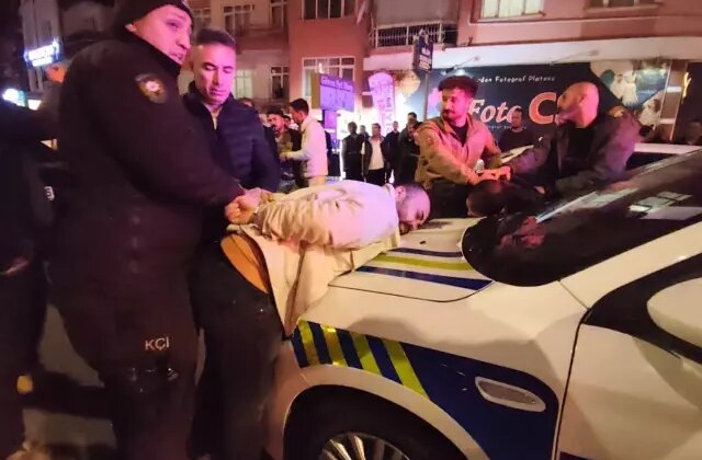 Alkollü sürücü kimlik isteyen polise tekme attı