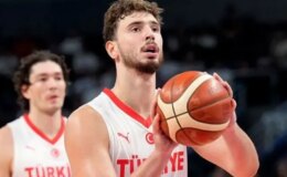 Alperen Şengün model sevgilisiyle tatilde! Dudak dudağa pozları viral oldu