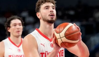 Alperen Şengün model sevgilisiyle tatilde! Dudak dudağa pozları viral oldu