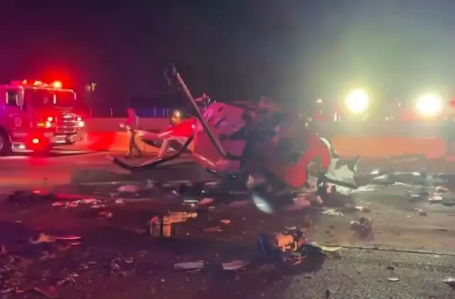Ambulans helikopter otoyola düştü
