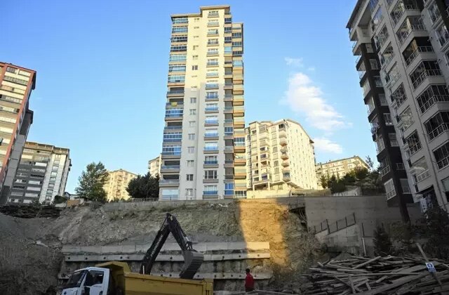 Ankara’da korkutan toprak kayması: 300 kişinin yaşadığı 17 katlı bina boşaltıldı
