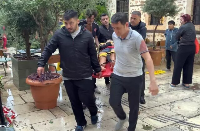 Antalya'yı yağmur ve fırtına vurdu: 3 yaralı 1 Antalya’yı yağmur ve fırtına vurdu: 3 yaralı