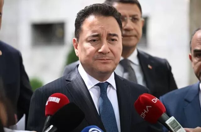 Babacan kendisinden helallik isteyen gence verdiği yanıtla büyük takdir topladı